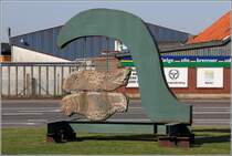 Esbjerg. Dieses schwergewichtige Kunstwerk steht am Rande des Hafens. 01.06.2016