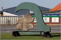 Esbjerg. Dieses schwergewichtige Kunstwerk steht am Rande des Hafens. 01.06.2016