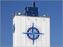 Esbjerg. Eine schn gestaltete Kompassrose ziert dieses Lagerhaus im Hafen. 01.06.2016