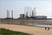 Esbjerg. Fr Bro- und Gewerbebauten ist die Hafenflche durch Aufschttungen im Norden vergrert worden. 31.05.2016 