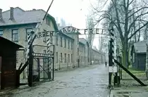 Eingangstor des KZ Auschwitz I (Stammlager) mit der Aufschrift �Arbeit macht frei‹. Bild vom Dia. Aufnahme: April 1992.