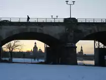 An einem Wintertag Blick durch die Bogen der Albertbr�cke zum Terrassenufer mit Frauenkirche und Hofkirche; Dresden, 28.01.2013
