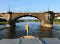 Im Abendsonnenschein Blick zur Albertbrcke vom Schiff auf der Elbe gesehen; Dresden, 17.05.2009
