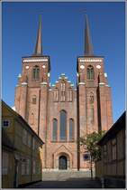 Roskilde. Der heutige Dom geht auf das Jahr 1170 zurck, er ist Begrbnissttte vieler dnischer Knige und Kniginnen. Der erste Kirchenbau an dieser Stelle geht auf das 10. Jahrhundert zurck. Der Dom gehrt gehrt zum UNESCO-Weltkulturerbe, weil er ein einzigartiges Beispiel fr einen der frhesten Kirchenbauten aus Ziegelsteinen ist. 01.06.2016