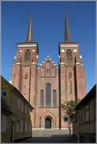 Roskilde. Der heutige Dom geht auf das Jahr 1170 zur�ck, er ist Begr�bnisst�tte vieler d�nischer K�nige und K�niginnen. Der erste Kirchenbau an dieser Stelle geht auf das 10. Jahrhundert zur�ck. Der Dom geh�rt geh�rt zum UNESCO-Weltkulturerbe, weil er ein einzigartiges Beispiel f�r einen der fr�hesten Kirchenbauten aus Ziegelsteinen ist. 01.06.2016