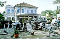 Das Kriegsopfermuseum in Hồ-Ch-Minh-Stadt (Saigon). Bild vom Dia. Aufnahme: Januar 2001.