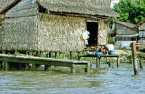 Haus auf Pfhlen im Mekong Delta bei Cn Tho. Bild vom Dia. Aufnahme: Januar 2001.