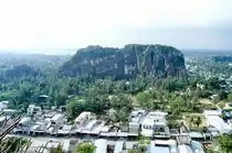 Hurong Tr� im Hu�-Distrikt. Bild vom Dia. Aufnahme: Januar 2001.