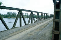 Die Hien Long-Brcke ber Sng Bến Hải, einst die Demarkationslinie zwischen Nord- und Sdvietnam. Bild vom Dia. Aufnahme: Januar 2001.
