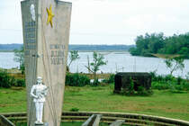 Denkmal an der ehemaligen Demarkationslinie zwischen Nord- und Sdvietnam bei Tn M. Bild vom Dia. Aufnahme: Januar 2001.