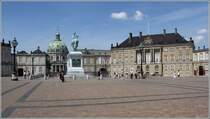 Kopenhagen. Der Schlossplatz von Schloss Amalienborg mit der Frederikskirken (auch Marmorkirken genannt) im Hintergrund. 02.06.2016