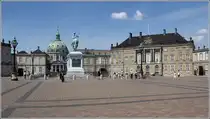 Kopenhagen. Der Schlossplatz von Schloss Amalienborg mit der Frederikskirken (auch Marmorkirken genannt) im Hintergrund. 02.06.2016