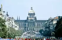 Der Wenzelsplatz mit dem Nationalmuseum in Prag. Bild vom Dia. Aufnahme: Juli 1990.