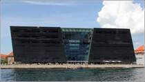 Kopenhagen. Det Kongelige Bibliotek hat einen 1999 erffneten Anbau erhalten, genannt  der schwarze Diamant . Geprgt wird er durch geneigte Fassaden aus poliertem, schwarzen Granit. Entworfen wurde das Gebude vom Architekturbro Schmidt, Hammer & Lassen. 04.02.2016