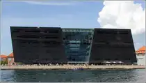 Kopenhagen. Det Kongelige Bibliotek hat einen 1999 er�ffneten Anbau erhalten, genannt  der schwarze Diamant . Gepr�gt wird er durch geneigte Fassaden aus poliertem, schwarzen Granit. Entworfen wurde das Geb�ude vom Architekturb�ro Schmidt, Hammer & Lassen. 04.02.2016