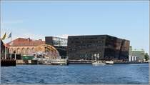Kopenhagen. Det Kongelige Bibliotek mit einem Teil des alten Gebudes und dem  der schwarze Diamant  genannten Erweiterungsbau. 02.06.2016