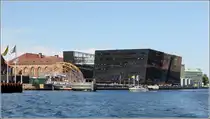 Kopenhagen. Det Kongelige Bibliotek mit einem Teil des alten Geb�udes und dem  der schwarze Diamant  genannten Erweiterungsbau. 02.06.2016