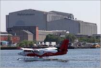 Kopenhagen. Refshaleen ist ein ehemaliger Industriestandort im Hafengebiet. Die dort seit mehr als hundert Jahren angesiedelte Werft Burmeister & Wain beschftigte in der Spitze rund 8000 Menschen. 1996 wurde die Werft geschlossen. Neue Betriebe werden auf dem Gelnde und in den Gebuden angesiedelt. Im Vordergrund schwimmt ein Wasserflugzeug zum Start. 02.06.2016