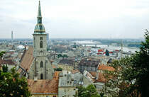 Blick ber die Altstadt (Start Desto) von Bratislava. Im Vordergrund ist die Katedrla Sv. Martina zu sehen. Bad vom Dia. Aufnahme: Juli 1990.