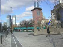 Frankfurt am Main Willy-Brandt-Platz mit dem Twin-Towers genannten Deutsche-Bank-Hochhaus am Bildrand links, in der Bildmitte berragt der Main-Tower den quadratischen Japan-Tower. Der Mrchenbrunnen des Knstlers Friedrich Hausmann, der schnste Jugendstilbrunnen der Stadt, bildet einen Kontrast zu den Trmen aus Beton und Glas (Aufnahme vom 15.02.2007)