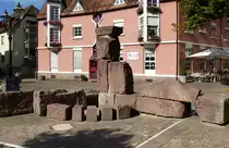 Ettlingen, der 1986 aus r�mischen Fundamentsteinen errichtete R�merbrunnen, Aug.2015