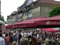 Beliebt bei Touristen und Einwohnern: die Gegend um die Kr�merbr�cke und die Cafes dort - hier das Cafe am Roten Turm. Von diesem Turm aus hat man einen guten Blick auf die Altstadt. Juni 2007