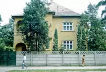 Villa mit Schussl�cher in Sighișoara. Bild vom Dia. Aufnahme: Juli 1990.