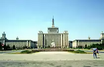 Casa Presei Libere in Bukarest. Bild vom Dia. Aufnahme: Juli 1990.