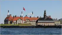 Kopenhagen. Nyholms Hovedvagt, das Geb�ude mit dem bekr�nten Turmaufsatz, wurde 1745 erbaut. Dahinter sind Marinekasernen zu sehen. Sie stehen auf dem Gel�nde des ehemaligen Holmen Marinest�tzpunktes. 02.06.2016