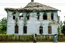 Abgebranntes Haus mit Schusslcher in Sighișoara. Bild vom Dia. Aufnahme: Juli 1990.