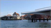 Kopenhagen. Die Inderhavnsbroen ist noch im Bau. Sie wird es knftig Fugngern und Radfahrern ermglichen, den Hafen zwischen Christianshavn und Nyhavn zu berqueren. Die ffnung der Brcke wird anscheinend dadurch ermglicht, dass die beiden Mittelteile in die Brckenkrper geschoben werden. 02.06.2016