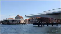 Kopenhagen. Die Inderhavnsbroen ist noch im Bau. Sie wird es k�nftig Fu�g�ngern und Radfahrern erm�glichen, den Hafen zwischen Christianshavn und Nyhavn zu �berqueren. Die �ffnung der Br�cke wird anscheinend dadurch erm�glicht, dass die beiden Mittelteile in die Br�ckenk�rper geschoben werden. 02.06.2016