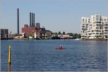 Kopenhagen. Das DONG rstedsvrket bekommt neue Nachbarn. Rechts im Bild sind neue Wohnbauten auf Havneholmen zu sehen. 04.06.2016