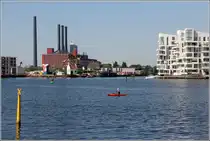 Kopenhagen. Das DONG �rstedsv�rket bekommt neue Nachbarn. Rechts im Bild sind neue Wohnbauten auf Havneholmen zu sehen. 04.06.2016