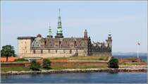 Helsingr. Kronborg Slot wurde von 1574 bis 1585 erbaut. Shakespeare lsst hier seine Trgodie Hamlet spielen. Am 03.06.2016 aufgenommen von der Fhre nach Helsingborg.