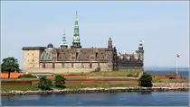 Helsing�r. Kronborg Slot wurde von 1574 bis 1585 erbaut. Shakespeare l�sst hier seine Tr�godie Hamlet spielen. Am 03.06.2016 aufgenommen von der F�hre nach Helsingborg.