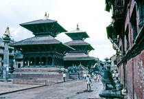 Tempel am Durbar Platz in Bhaktapur. Bild vom Dia. Aufnahme: September 1988.
