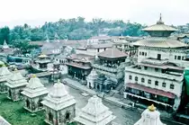 Pashupatinath Tempel �stlich von Kathmandu. Bild vom Dia. Aufnahme: September 1988.