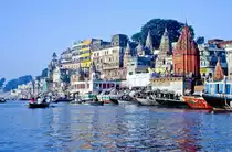 Blick auf Varanasi (Benaras) vom Ganges. Bild vom Dia. Aufnahme: Am Sonnenaufgang Oktober 1988.