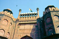 Ausschnitt der Auenmauer des Roten Forts in Neu delhi. Bild vom Dia. Aufnahme: Oktober 1988.