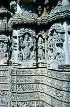 Aussenwand des Kedareshwara-Tempels in Halebid. Bild vom Dia. Aufnahme: November 1988.