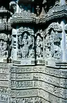 Aussenwand des Kedareshwara-Tempels in Halebid. Bild vom Dia. Aufnahme: November 1988.