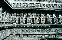 Aussenwand des Kedareshwara-Tempels in Halebid. Bild vom Dia. Aufnahme: November 1988.