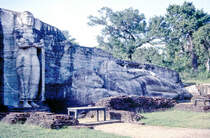 Zwei Buddhas im Gal Vihāra in Polonnaruwa. Bild vom Dia. Aufnahme: Januar 1989.