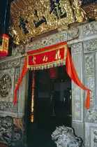 Das Innere des Kuan Yin Teng-Tempels in Georgetown auf Penang in Malaysia. Bild vom Dia. Aufnahme: Mrz 1989.