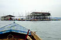 Schwimmendes Dorf vor Pontiac im Johor-Provinz in Malaysia. Bild vom Dia. Aufnahme: Mrz 1989.