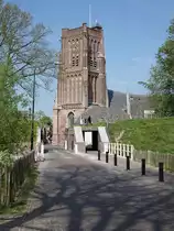 Woudrichem, Ref. Kirche und Stadttor (09.05.2016)