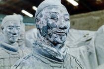 Soldaten der Terrakotta-Armee im Mausoleum  etwa 36 Kilometer nordstlich von Xi’an in Zentralchina.  Etwa 6000 Soldaten, die wenn man genau hinschaut, so aufgestellt sind, dass sie alle vier Himmelsrichtungen bewachen, knnen hier bestaunt werden. Aufnahme: Mai 1989. (Bild vom Dia).