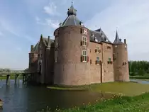 Kasteel Ammerzoden, 4 Flgel um einen Innenhof, erbaut um 1300, nach Brand 1590 wiederhergestellt, Umbau von 1640 bis 1667 im Stil der hollndischen Renaissance (09.05.2016)