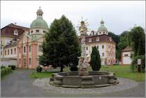 Ostritz. Der Dreifaltigkeitsbrunnen im Klosterhof des Klosters St. Marienthal. 21.06.2016